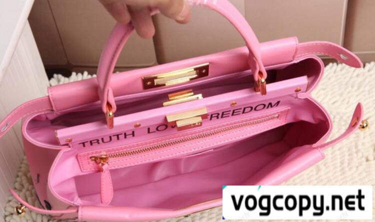 長らく愛されるFENDI フェンディ ファスナーポケット付　 高品質のバックパック　ピンク