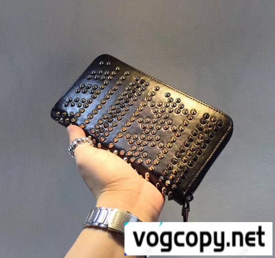 収納豊富　Christian Louboutin クリスチャン ルブタン　使い勝手もよい財布