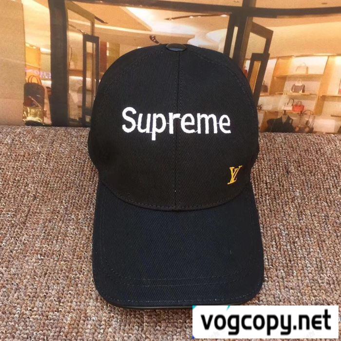 高級感を演出するSUPREMEルイヴィトンｘシュプリームキャップコピーのブラック、ホワイト、ピンク、赤色のベースボールキャップ