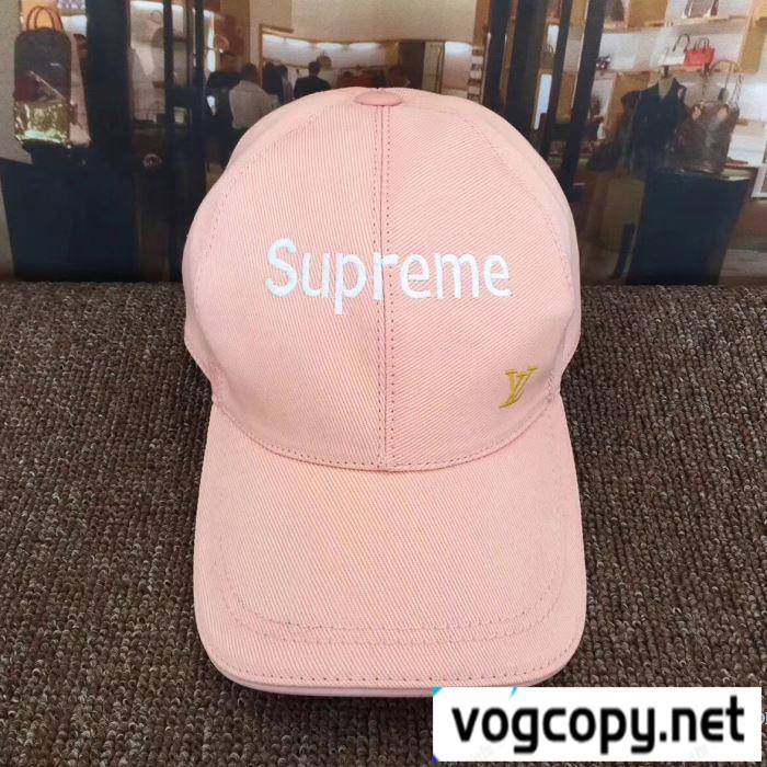 高級感を演出するSUPREMEルイヴィトンｘシュプリームキャップコピーのブラック、ホワイト、ピンク、赤色のベースボールキャップ