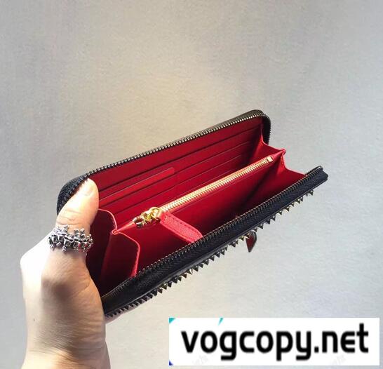 収納豊富　Christian Louboutin クリスチャン ルブタン　使い勝手もよい財布