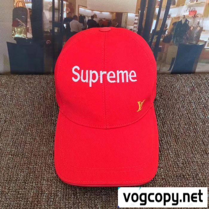 高級感を演出するSUPREMEルイヴィトンｘシュプリームキャップコピーのブラック、ホワイト、ピンク、赤色のベースボールキャップ