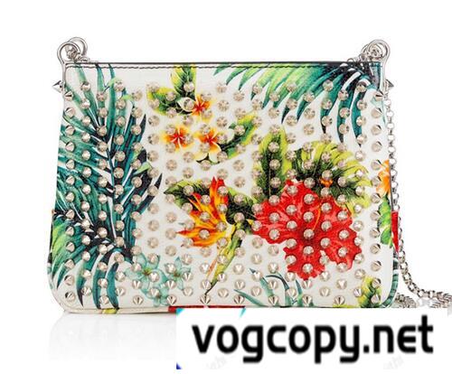  一味違うアイテム　ルブタンChristian Louboutin Triloubi Small Chain Bag　素敵なバッグ.