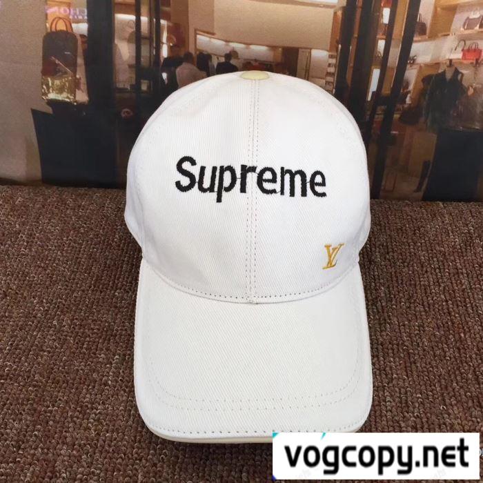 高級感を演出するSUPREMEルイヴィトンｘシュプリームキャップコピーのブラック、ホワイト、ピンク、赤色のベースボールキャップ