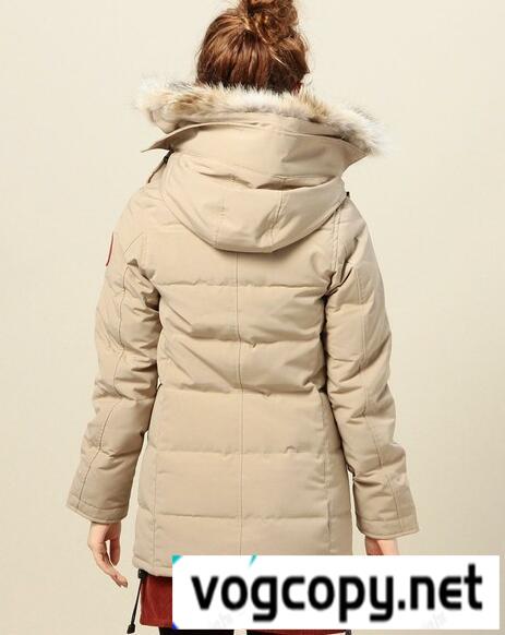 大人っぽくも可愛らしいアイテム　CANADA GOOSE 　上品素材なダウンジャケット.
