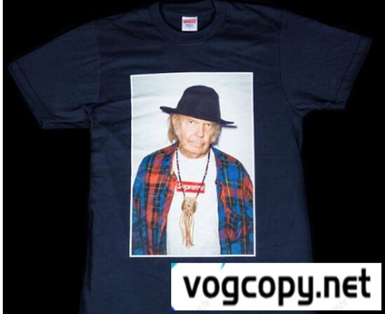 時代感には欠かせないSupreme シュプリーム　デザイン性の高いTシャツ　ネイビー .