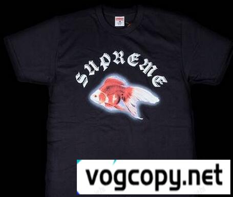 大人っぽい印象シュプリーム サスタッチゴールドフィッシュ　相性も抜群 Tシャツ　ブラック.
