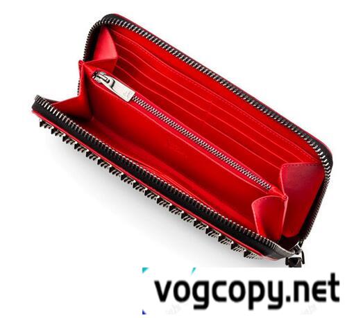 上品なデザインで　ルブタン　ハワイアンスパイク　機能的な長財布.