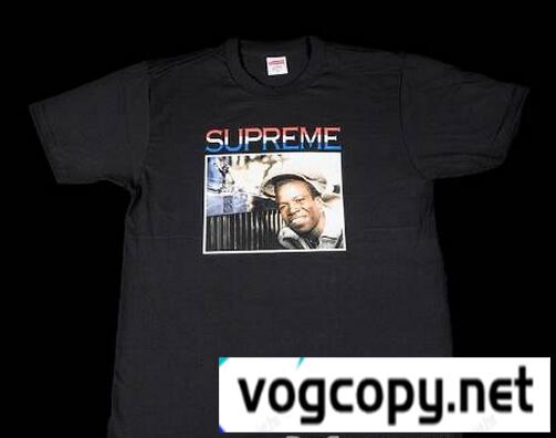 大人カジュアルな一品　シュプリーム バーリントン・リーヴィ イングリッシュメン　躍動感あるTシャツブラック.
