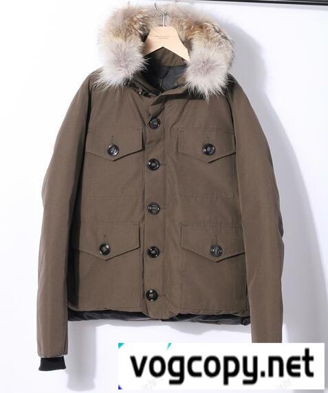着心地も軽いCANADA GOOSE（カナダグース）　保温性が満点のダウンジャケット.