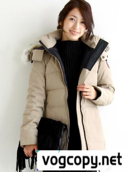 大人っぽくも可愛らしいアイテム　CANADA GOOSE 　上品素材なダウンジャケット.