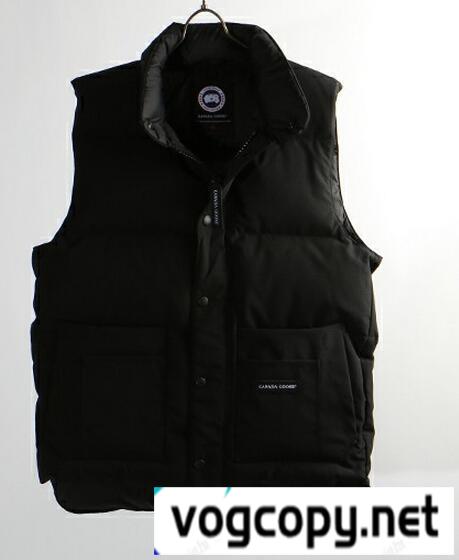 存在感あるアイテム　　CANADA GOOSE/カナダグース　滑らかな質感ダウンジャケット.