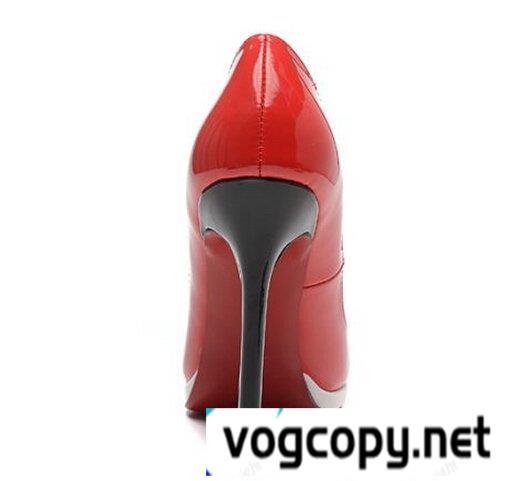 Christian Louboutinクリスチャンルブタン偽物 とんがりトウ ハイヒール
