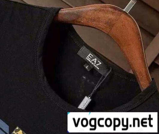 ARMANI アルマーニ 高級感を引き立てる 半袖Tシャツ