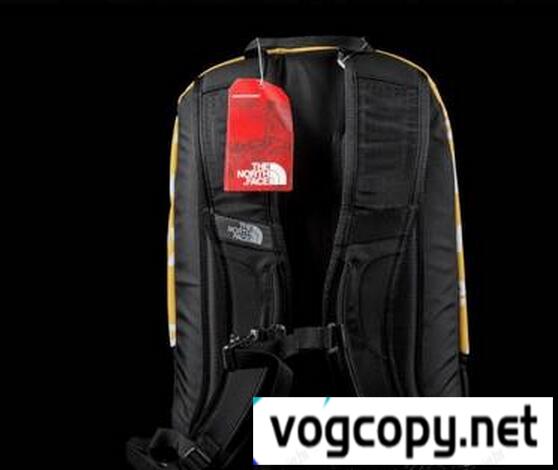 かっこいいデザインに　Supreme　The North Face Base Camp Crimp Backpack シュプリーム ベースキャンプクリンプ　カジュアルバックパック.