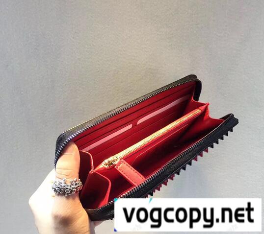 収納できるアイテム　クリスチャン ルブタン　Christian Louboutin　今季セール財布 スタッズウォレット  高級感溢れるデザイン　クリスチャン ルブタン　パテントカーフ　ラウンドファスナー長財布　ブラック　