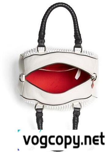 お買い得　クリスチャン ルブタン　 Christian Louboutin　優しい肌触りの良いスタッズドームサッチェルバッグ　ホワイト 