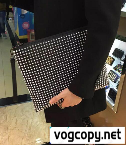 大人気アイテム　スタッズクラッチ　ルブタンコピー　Peter Pouch 上質な スパイクバッグ.