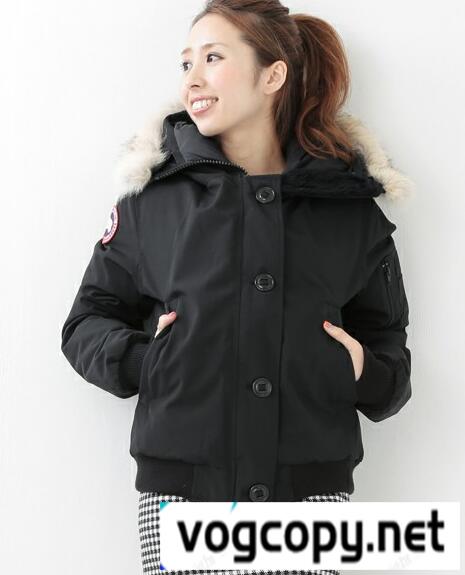 着心地も快適に　CANADA GOOSE　　保温性を高めるレディースダウンジャケット.