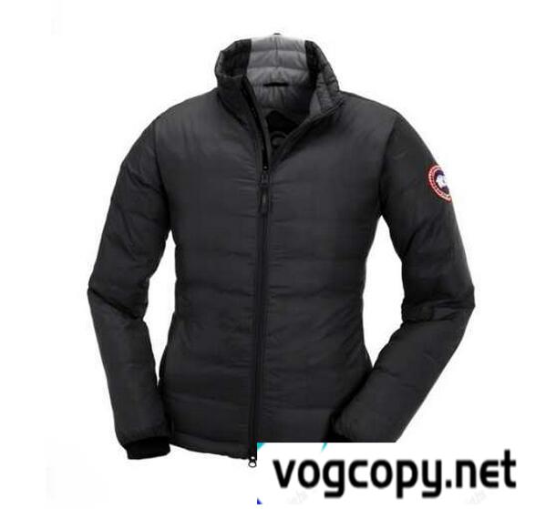 保温効果も抜群のCanada Goose 厚手の生地で好印象があるダウンジャケット.