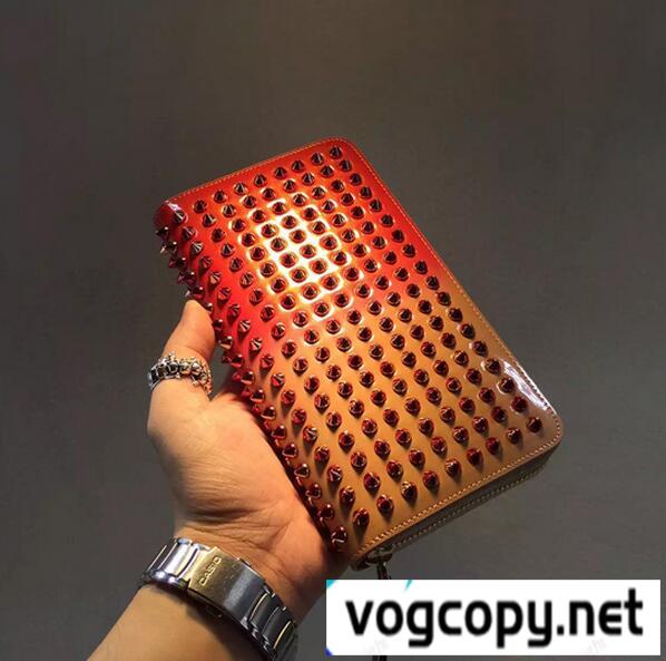 実用的なアイテム　クリスチャン ルブタン　 使い勝手の良い長財布 ラウンドジップ  レッドピンク