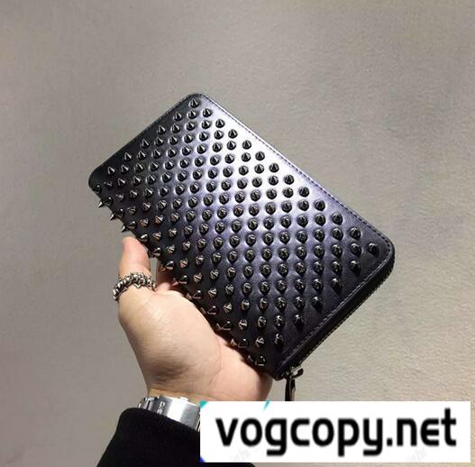希少価値が高い　クリスチャン ルブタン　Christian Louboutin　定番のカラー　ブラック　財布.