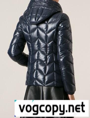 シンプルなデザイン　MONCLER モンクレール　快適に ダウンコート.