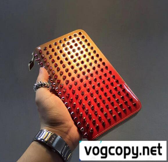 実用的なアイテム　クリスチャン ルブタン　 使い勝手の良い長財布 ラウンドジップ  レッドピンク