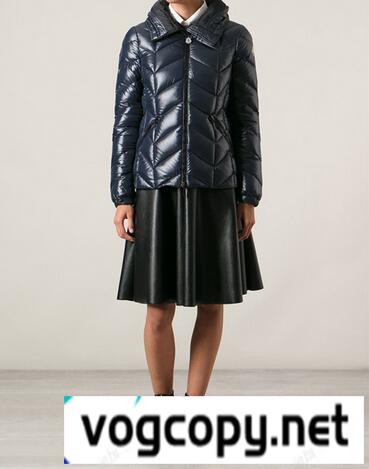 シンプルなデザイン　MONCLER モンクレール　快適に ダウンコート.