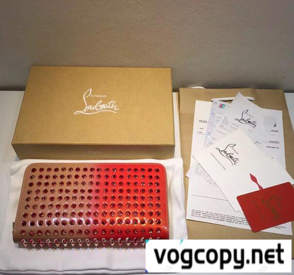 実用的なアイテム　クリスチャン ルブタン　 使い勝手の良い長財布 ラウンドジップ  レッドピンク
