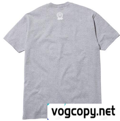夏に欠かせないアイテム　シュプリーム 爽やかな印象に溢れるＴシャツ .