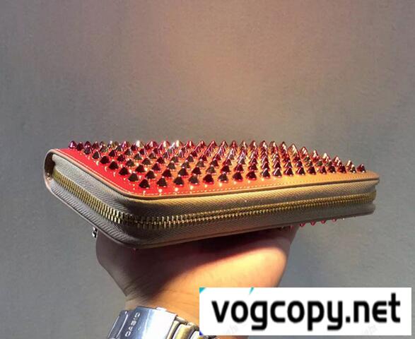 実用的なアイテム　クリスチャン ルブタン　 使い勝手の良い長財布 ラウンドジップ  レッドピンク