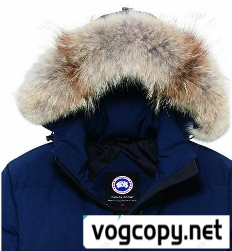 細身に見せてくれるアイテム　CANADA GOOSE/カナダグース　女性のダウンジャケット.
