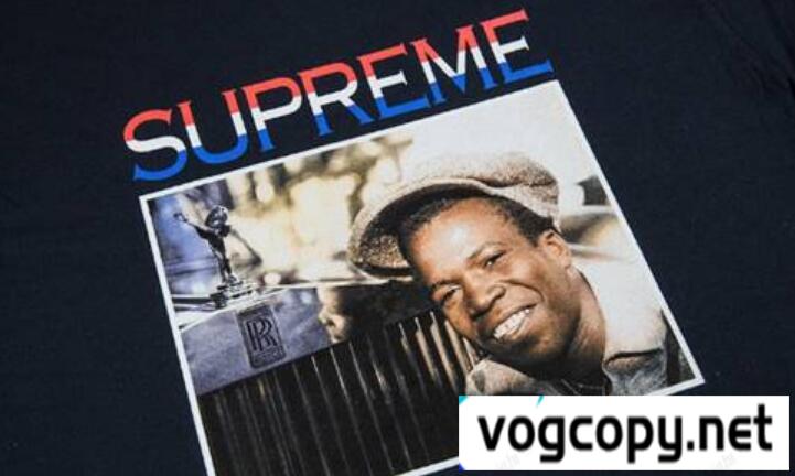 配色が魅力シュプリーム バーリントン・リーヴィ イングリッシュメンTシャツ	ネイビー.