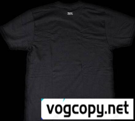 大人っぽい印象シュプリーム サスタッチゴールドフィッシュ　相性も抜群 Tシャツ　ブラック.