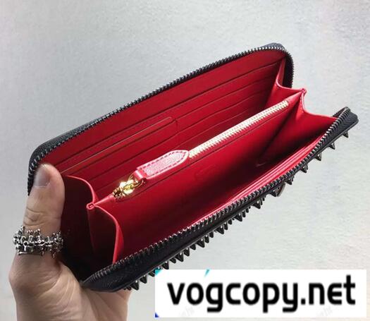 希少価値が高い　クリスチャン ルブタン　Christian Louboutin　定番のカラー　ブラック　財布.