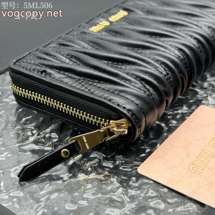 MIUMIU新ひだ付き小羊皮多機能財布ジャカード柄アルファベット粒_0_4