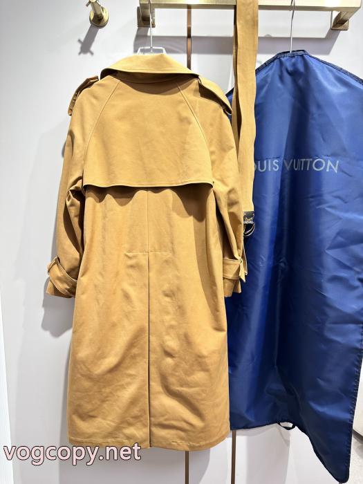 LOUIS VUITTONブランド スニーカー 激安雑誌掲載も多数注目の新作 冬のコーデを品よく華やかに演出 超希少コート_0_3