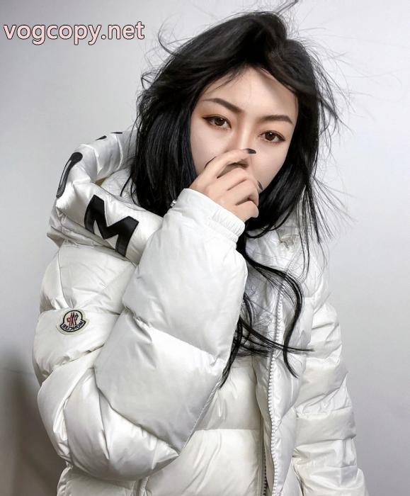 スタイルアップ効果 雑誌掲載 大人の余裕が漂うMONCLERブランド コピー 優良ダウンジャケット_0_3