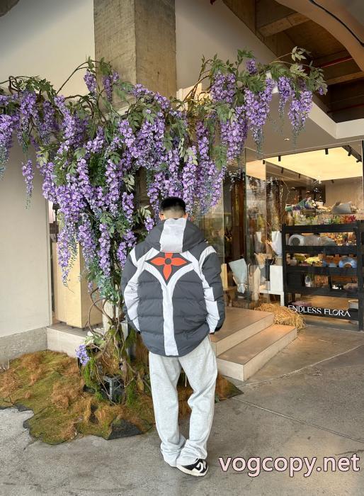 高級感の漂う逸品 素材感を引き出せるアイテム トレンド感満載ダウンジャケットLOUIS VUITTONブランド コピー 優良店_0_4