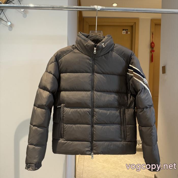 ブランド コピー 販売MONCLER驚きの破格値爆買い 実用品 シックでお洒落なダウンジャケット_0_4