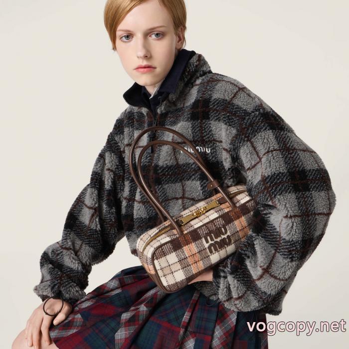 MIUMIUコピー 商品 販売最速2026秋冬トレンドブランド カジュアル派向け 高級感のあるコート_0_2