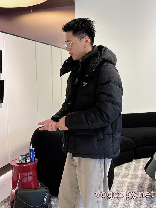 ブランド スニーカー 激安超大特価 発表の新作モデル 秋冬の流行りトップスPRADAダウンジャケット_0_1