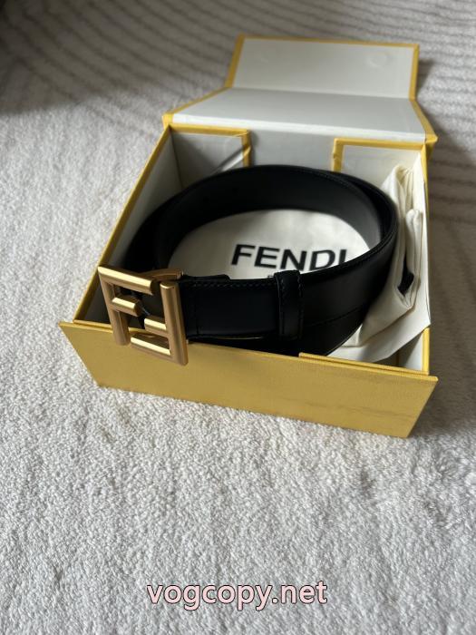 FENDI存在感は抜群 幅広いシーン 毎年大人気！2026偽 ブランド 販売ベルト_0_3
