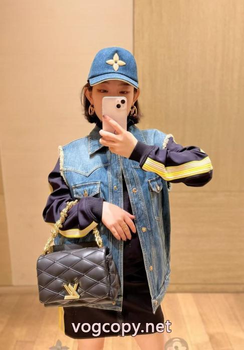 ブランド 品 コピーLOUIS VUITTON男女兼用らしいシルエット ファッション感度の高い2026トレンド 高級感漂う帽子._0_0