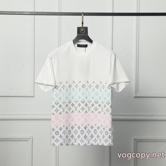 大人の雰囲気たっぷり 新色入荷 ファッショニスタ愛用コピー 商品 ブランドLOUIS VUITTON半袖Tシャツ_0_1