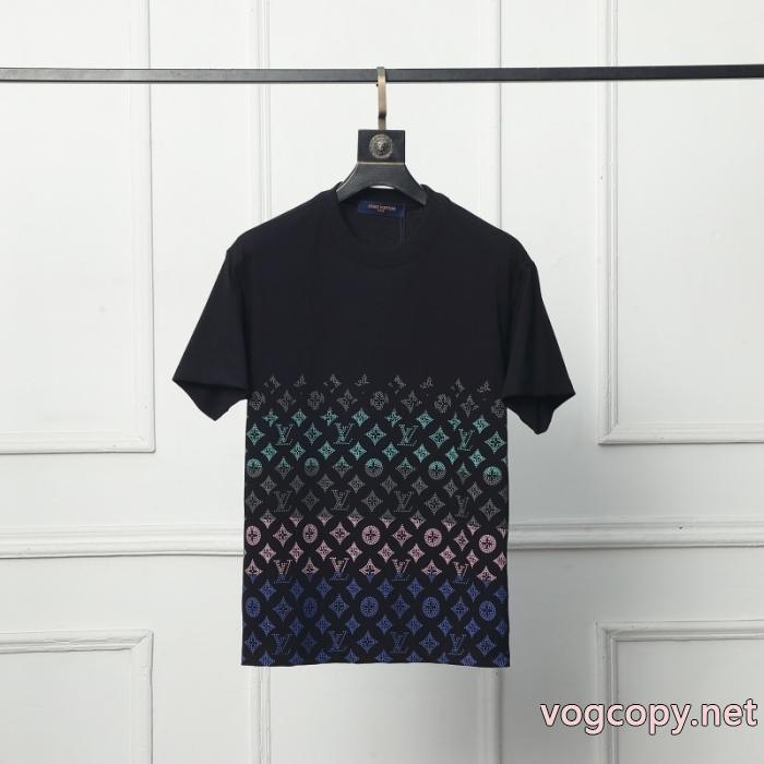 大人の雰囲気たっぷり 新色入荷 ファッショニスタ愛用コピー 商品 ブランドLOUIS VUITTON半袖Tシャツ_0_2