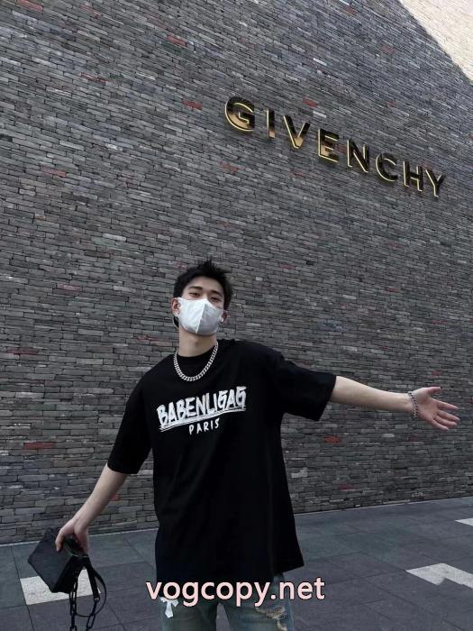 偽 ブランド完売前に 秀逸アイテム 最高の2026年にしようよBALENCIAGA半袖Tシャツ_0_3