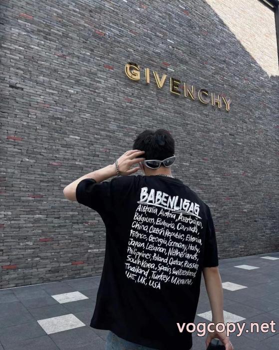 偽 ブランド完売前に 秀逸アイテム 最高の2026年にしようよBALENCIAGA半袖Tシャツ_0_4