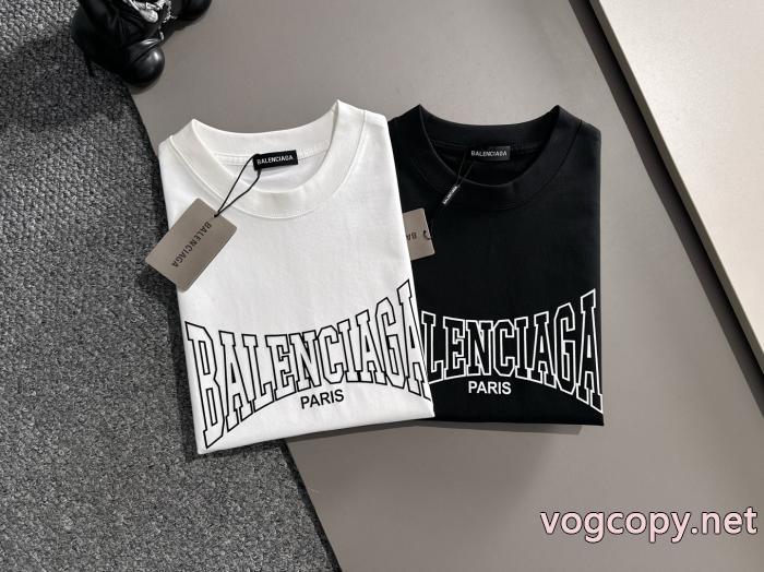 BALENCIAGAクリスマス人気商品 新着品 新作限定華やかキュート半袖Tシャツ 2026スーパーコピー_0_1